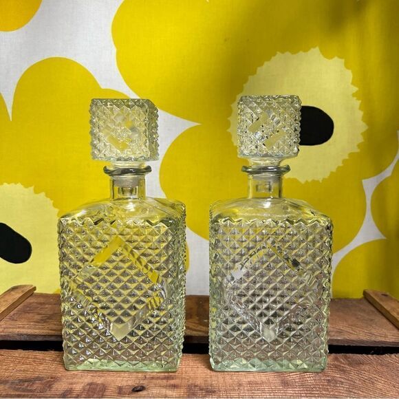 Pair of Two Vintage 1960s Diamond Accented Glass Decanters - Picture 8 of 10